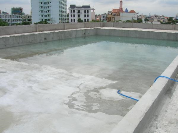 Kiểm tra bề mặt sàn mái bê tông sau khi chống thấm và nghiệm thu